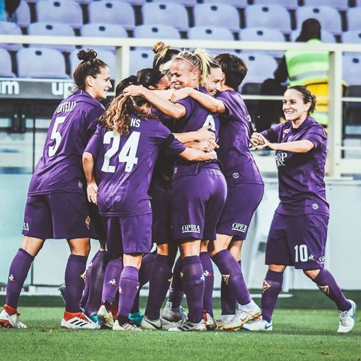 L'abbraccio delle giocatrici della Fiorentina, detentrici della Supercoppa (foto violanews.com)