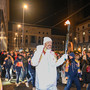 Un sorridente ed emozionato Andrea Meneghin, dopo aver ricevuto la fiaccola olimpica dall'eroe dell'hockey Jim Corsi e prima di cederla a Daniela Colonna Preti, presidentessa della Polha, viene accolto da un muro di folla in piazza Monte Grappa. E il cuore della città batte così forte quasi da uscire dal petto (foto Galbiati)