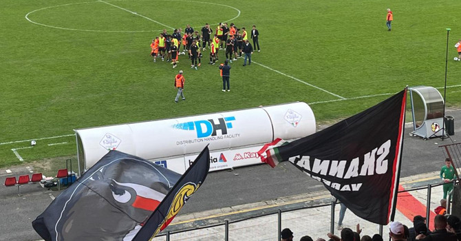 Applausi finali della curva alla squadra al Franco Ossola Applausi finali della curva alla squadra al Franco Ossola