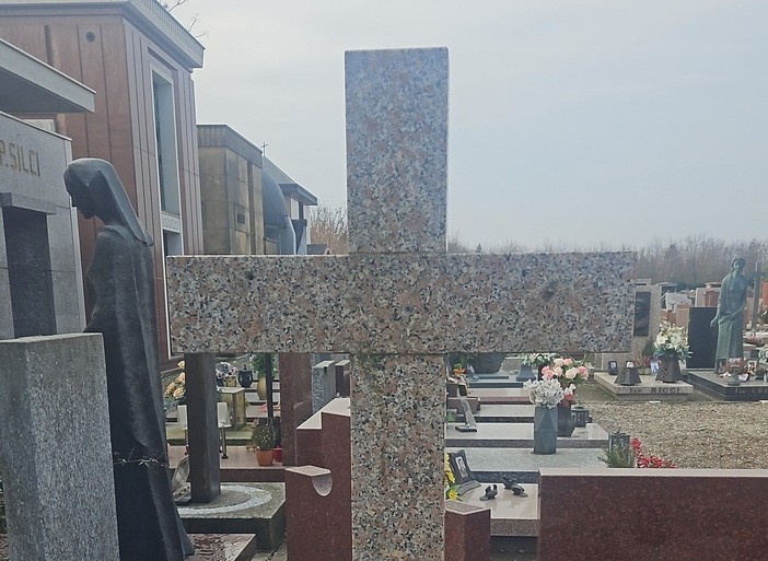 La croce depredata al cimitero di Sacconago La croce depredata al cimitero di Sacconago
