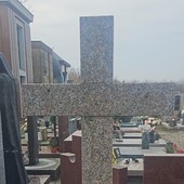 La croce depredata al cimitero di Sacconago