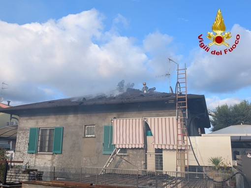 Le immagini dell'incendio del tetto della casa a Fagnano Olona nelle foto dei vigili del fuoco