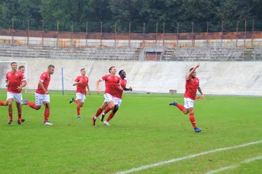 La corsa della squadra dopo il primo gol verso Francesco Gazo in tribuna: la parola &quot;gruppo&quot; è racchiusa in quest'immagine di Ezio Macchi