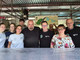 Da sinistra Giorgia, Alessia, Sofia, Stephane, Andrea Montonati, Marcello Malnati, Barbara Malnati e un alpino. Sotto in gallery I due pentoloni dove cuoce la carne d’asino e il menu inconfondibile degli alpini di Capolago Da sinistra Giorgia, Alessia, Sofia, Stephane, Andrea Montonati, Marcello Malnati, Barbara Malnati e un alpino. Sotto in gallery I due pentoloni dove cuoce la carne d’asino e il menu inconfondibile degli alpini di Capolago
