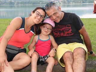 Ancora Daniela e Andrea con Martina felici a bordo lago Ancora Daniela e Andrea con Martina felici a bordo lago