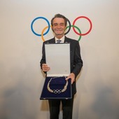 Il governatore Attilio Fontana con l’Ordine olimpico in argento ricevuto nei giorni scorsi dal Cio (foto d'archivio) Il governatore Attilio Fontana con l’Ordine olimpico in argento ricevuto nei giorni scorsi dal Cio (foto d'archivio)