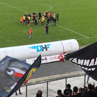 Applausi finali della curva alla squadra al Franco Ossola
