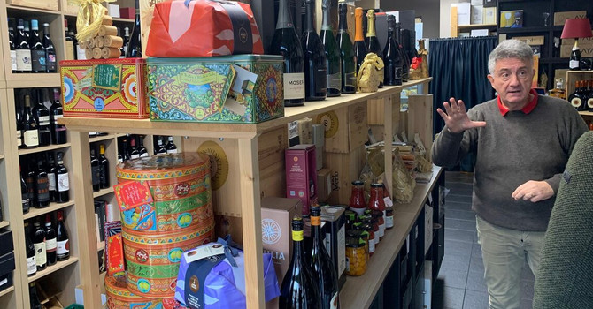 Francesco Mangia, il papà di Luppoli e Uva in via Sanvito Silvestro 111 a Varese accoglie i clienti con calore e passione unici Francesco Mangia, il papà di Luppoli e Uva in via Sanvito Silvestro 111 a Varese accoglie i clienti con calore e passione unici