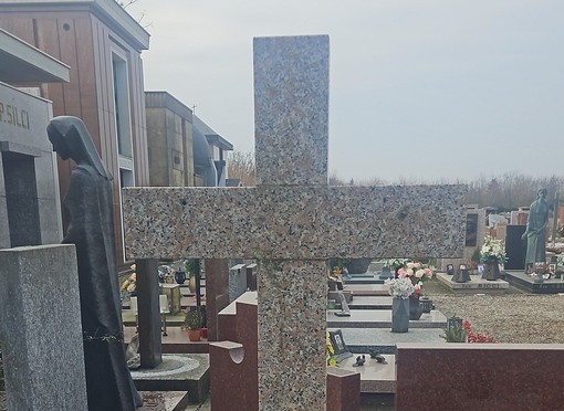 La croce depredata al cimitero di Sacconago La croce depredata al cimitero di Sacconago
