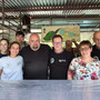 Da sinistra Giorgia, Alessia, Sofia, Stephane, Andrea Montonati, Marcello Malnati, Barbara Malnati e un alpino. Sotto in gallery I due pentoloni dove cuoce la carne d’asino e il menu inconfondibile degli alpini di Capolago Da sinistra Giorgia, Alessia, Sofia, Stephane, Andrea Montonati, Marcello Malnati, Barbara Malnati e un alpino. Sotto in gallery I due pentoloni dove cuoce la carne d’asino e il menu inconfondibile degli alpini di Capolago
