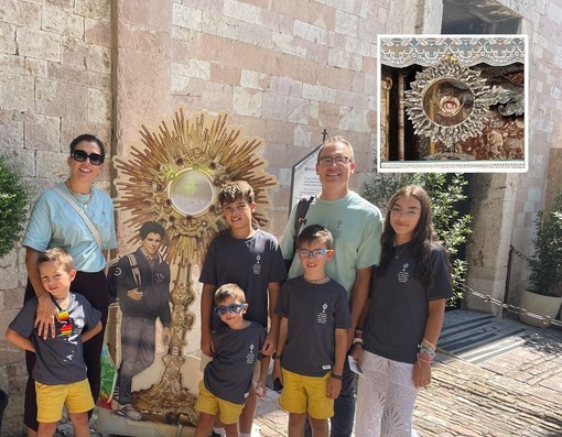 La famiglia Tacchi ad Assisi, nel riquadro la reliquia esposta stamattina in San Michele