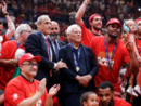 Giorgio Armai, insieme a coach Ettore Messina, festeggia uno dei tanti scudetti (foto RealOlimpiaMilano) Giorgio Armai, insieme a coach Ettore Messina, festeggia uno dei tanti scudetti (foto RealOlimpiaMilano)