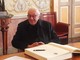 Castellanza celebra don Giuseppe Scattolin per i suoi 55 anni di sacerdozio, con la firma sul libro d’onore della città