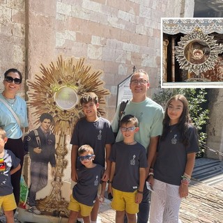 La famiglia Tacchi ad Assisi, nel riquadro la reliquia esposta stamattina in San Michele La famiglia Tacchi ad Assisi, nel riquadro la reliquia esposta stamattina in San Michele