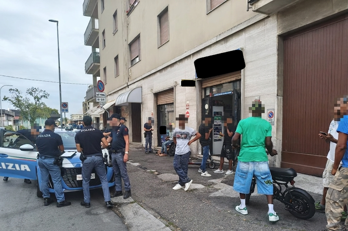 Giro di vite della polizia a Gallarate sulla sicurezza urbana: 61 persone identificate di cui 23 con precedenti. Sanzionate anche tre attività