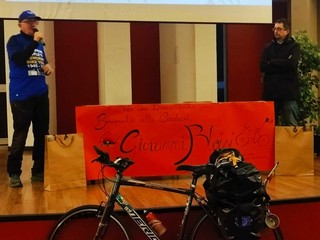 L'incontro del "ciclista della memoria" Giovanni Bloisi con gli studenti di prima media a Gavirate
