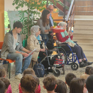 L'incontro alla scuola primaria Risorgimento di Gavirate tra alunni e ospiti della casa di riposo Bernacchi