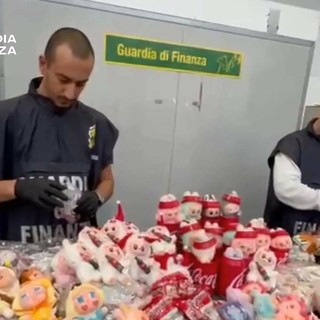 I giocattoli contraffatti sequestrati a Malpensa