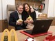 Giorgio Gennari e Giusy Pontieri sorridono con un panino McDonald's tra le mani: il loro sogno, lavorare insieme marito e moglie, si è realizzato. E, da 18 anni, è un successo (foto Enrico Scaringi)