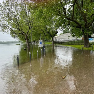 FOTO. Lago di Varese esondato a Gavirate, le acque sommergono la passeggiata