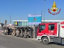 Il camion ribaltato a Gerenzano