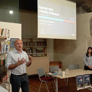 Il sindaco di Besozzo Coghetto durante la serata di presentazione dell'Agenda della Mobilità