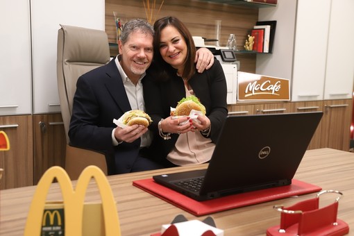 Giorgio Gennari e Giusy Pontieri sorridono con un panino McDonald's tra le mani: il loro sogno, lavorare insieme marito e moglie, si è realizzato. E, da 18 anni, è un successo (foto Enrico Scaringi)