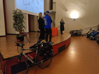 L'incontro del "ciclista della memoria" Giovanni Bloisi con gli studenti di prima media a Gavirate