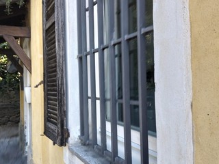 Le condizioni delle persiane dell'ufficio postale di Oltrona a Gavirate nelle foto inviate dalla nostra lettrice Le condizioni delle persiane dell'ufficio postale di Oltrona a Gavirate nelle foto inviate dalla nostra lettrice