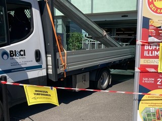 Operai al lavoro per ripristinare l'ingresso sfondato con l'auto ariete Operai al lavoro per ripristinare l'ingresso sfondato con l'auto ariete