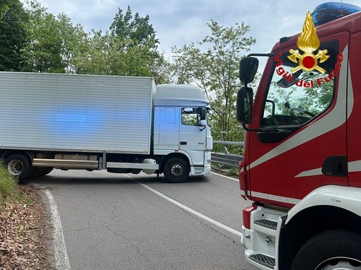 Il camion bloccato sul tornante della provinciale a Grantola