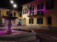 La fontana della piazza e il palazzo comunale di Gavirate colorati di rosa