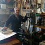 Ottorino Zini nella sua bottega di calzolaio a Gavirate Ottorino Zini nella sua bottega di calzolaio a Gavirate