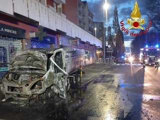Le immagini dell'incendio del furgone a Gorla Le immagini dell'incendio del furgone a Gorla