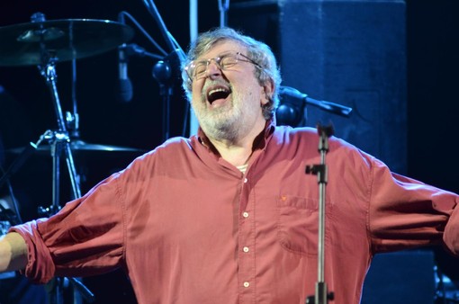 Francesco Guccini, nel 2011, sul "palco" di Masnago Francesco Guccini, nel 2011, sul "palco" di Masnago
