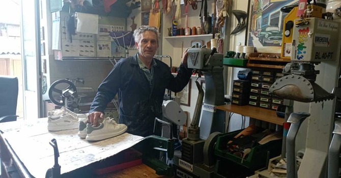 Ottorino Zini nella sua bottega di calzolaio a Gavirate