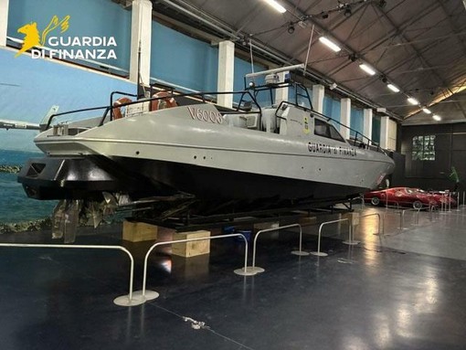 Il modello di "vedetta velocissima" della Guardia di Finanza in mostra a Volandia