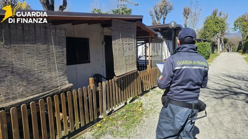 La Guardia di Finanza al campeggio sul lago di Comabbio