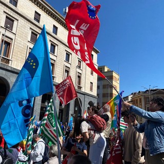 In quattrocento in piazza a Varese per il Primo Maggio: «Al lavoro per fermare la guerra e dare un posto a chi non ce l’ha»