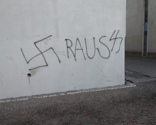 FOTO. Gavirate, atti vandalici e scritte nazifasciste in alcune vie del paese