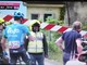 Il passaggio a livello si abbassa davanti ai cinque fuggitivi al Giro