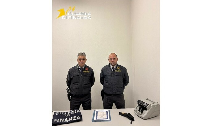 Entra in Italia al valico di Chiasso con un titolo azionario da oltre 100mila franchi: scatta il sequestro della Guardia di Finanza
