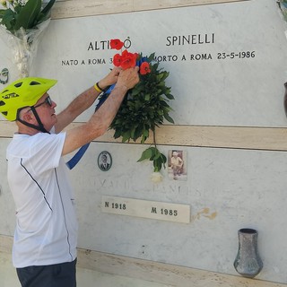 L'omaggio di Giovanni Bloisi alla tomba di Altiero Spinelli a Ventotene
