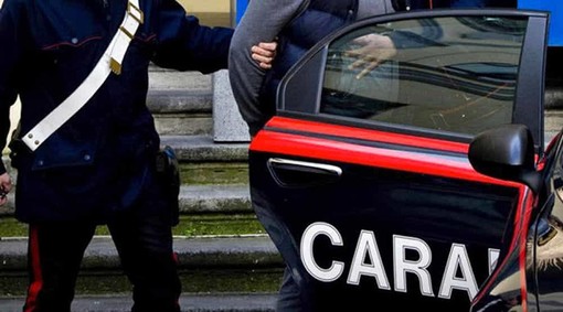 Tenta di rubare un cellulare a una ragazza in piazza Repubblica e aggredisce i carabinieri, giovane tunisino in manette