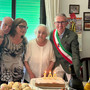 La signora Rosaria con il sindaco di Gazzada e alcuni famigliari La signora Rosaria con il sindaco di Gazzada e alcuni famigliari