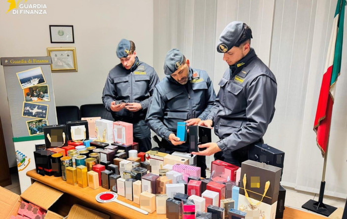 I profumi taroccati sequestrati a Cornaredo dalla Guardia di Finanza I profumi taroccati sequestrati a Cornaredo dalla Guardia di Finanza