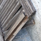 Le condizioni delle persiane dell'ufficio postale di Oltrona a Gavirate nelle foto inviate dalla nostra lettrice