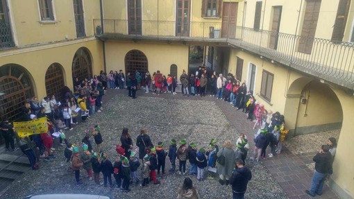 Il corteo degli alunni delle scuole di Gemonio per promuovere il risparmio energetico