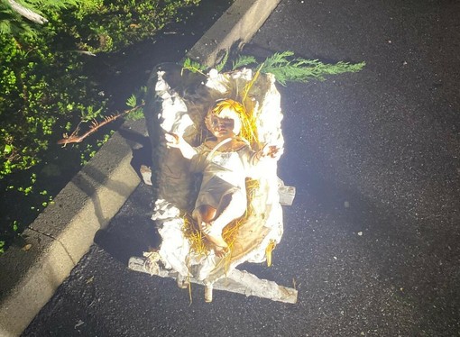 Il Gesù Bambino torna a casa: ritrovato nella notte tra le siepi di un supermercato Il Gesù Bambino torna a casa: ritrovato nella notte tra le siepi di un supermercato