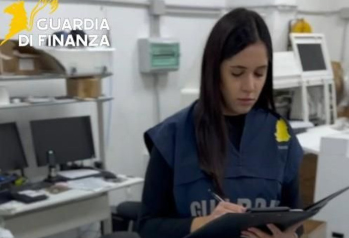 Vendeva capi d'abbigliamento contraffatti su una piattaforma web: denunciato il titolare di una stamperia di Gallarate Vendeva capi d'abbigliamento contraffatti su una piattaforma web: denunciato il titolare di una stamperia di Gallarate